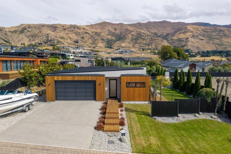 Photo of property in 16 Sapphire Spring Rise, Wanaka, 9305
