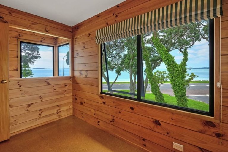 Photo of property in 33 The Esplanade, Eastern Beach, Auckland, 2012