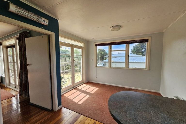 Photo of property in 15 Tawa Street, Tawa, Wellington, 5028