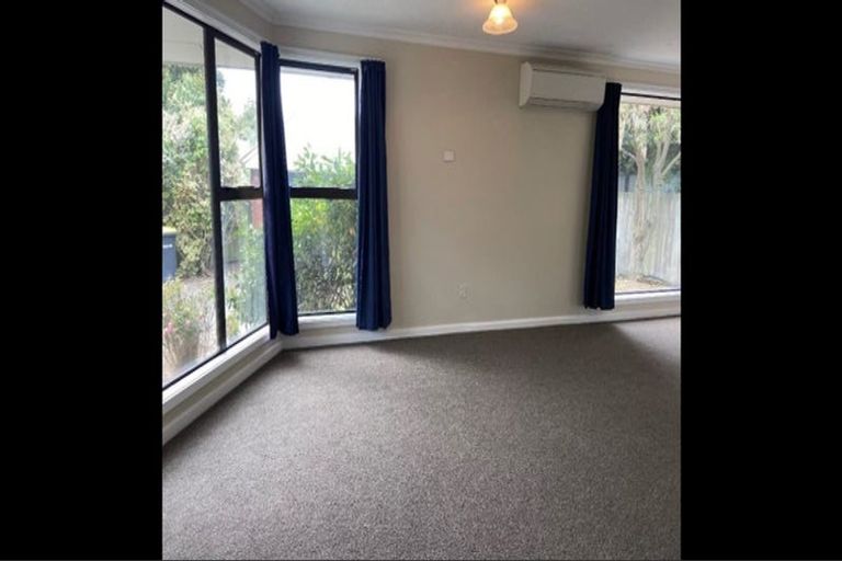 Photo of property in 17 Ostend Place, Avonhead, Christchurch, 8042