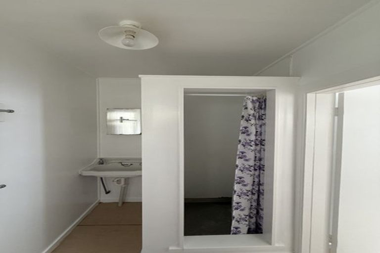 Photo of property in 8 Rixon Grove, Mount Victoria, Wellington, 6011