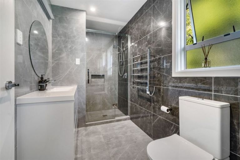 Photo of property in 2/9 Folkestone Street, Murrays Bay, Auckland, 0630