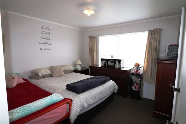 Photo of property in 114 Norana Road, Timberlea, Upper Hutt, 5018