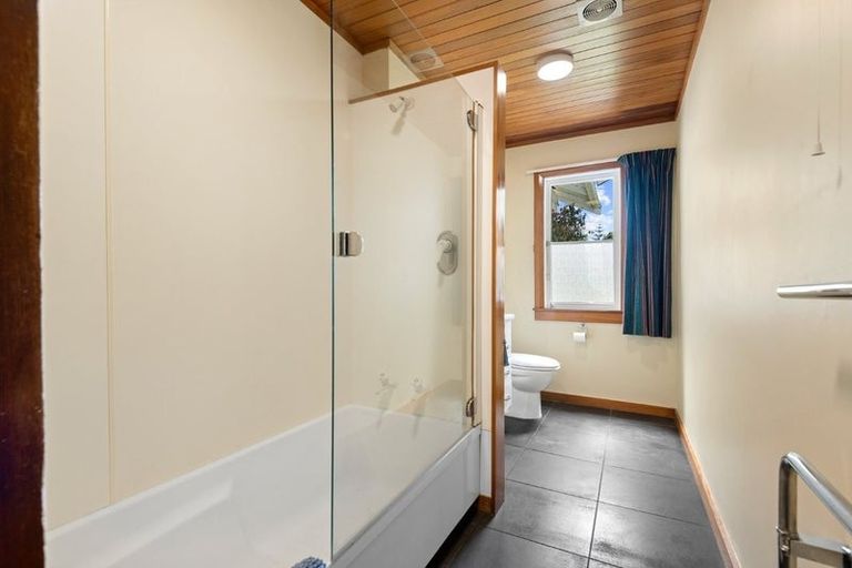 Photo of property in 17 Milverton Avenue, Hokowhitu, Palmerston North, 4410