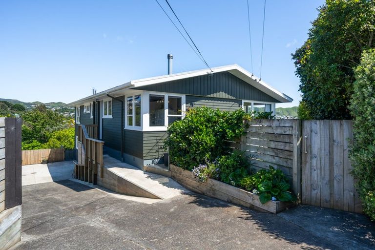 Photo of property in 11 Pauline Way, Paparangi, Wellington, 6037