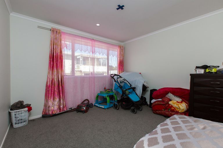 Photo of property in 37 Amberley Avenue, Te Atatu South, Auckland, 0610
