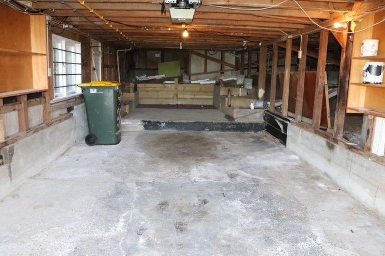 Photo of property in 38 Potter Avenue, Northcote, Auckland, 0627