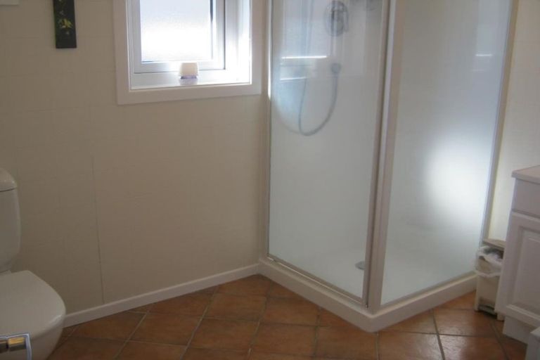 Photo of property in 18 Weatherly Road, Torbay, Auckland, 0630