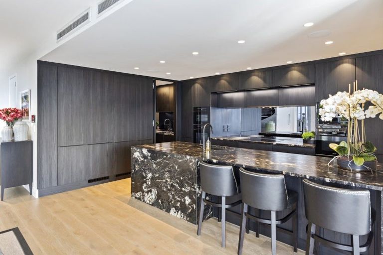 Photo of property in 15 Omeo Crescent, Redcliffs, Christchurch, 8081