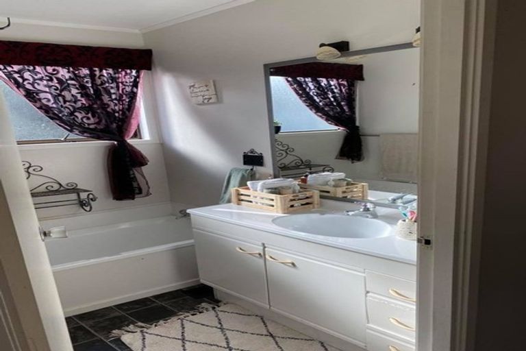 Photo of property in 25 Topliss Drive, Northcross, Auckland, 0632