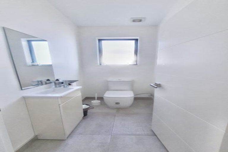 Photo of property in 19a Northcross Drive, Oteha, Auckland, 0632