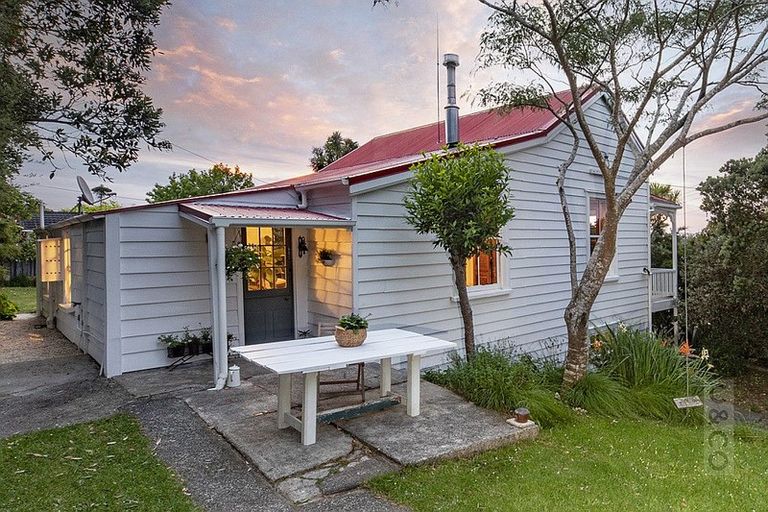 Photo of property in 4 Gow Street, Helensville, 0800