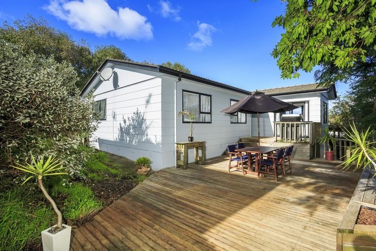 Photo of property in 1/16 Leiden Place, Totara Vale, Auckland, 0629