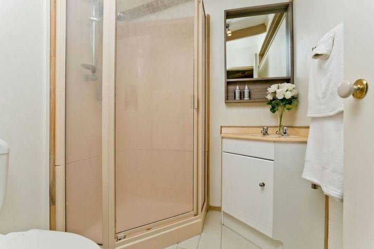 Photo of property in 2/42 Woodlands Crescent, Browns Bay, Auckland, 0630