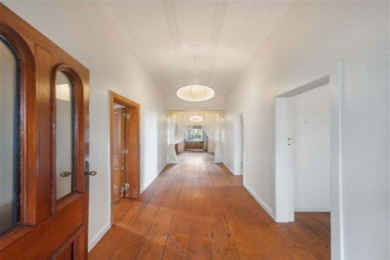 Photo of property in 82 View Road, Henderson, Auckland, 0612