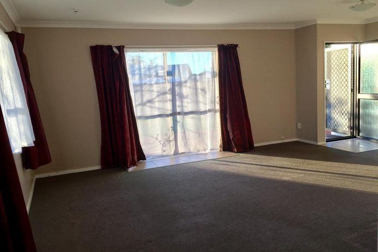 Photo of property in 2/6 Kennington Drive, Clendon Park, Auckland, 2103