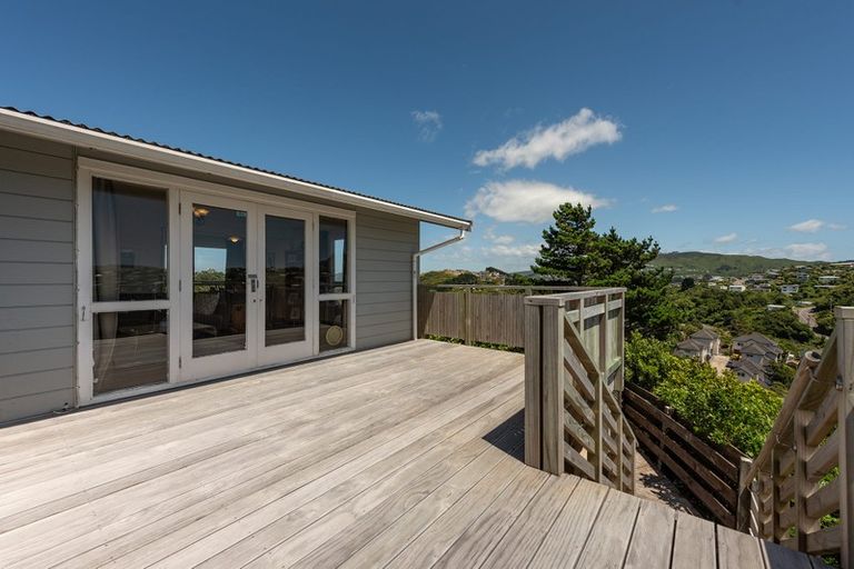 Photo of property in 15 Dunmail Way, Newlands, Wellington, 6037