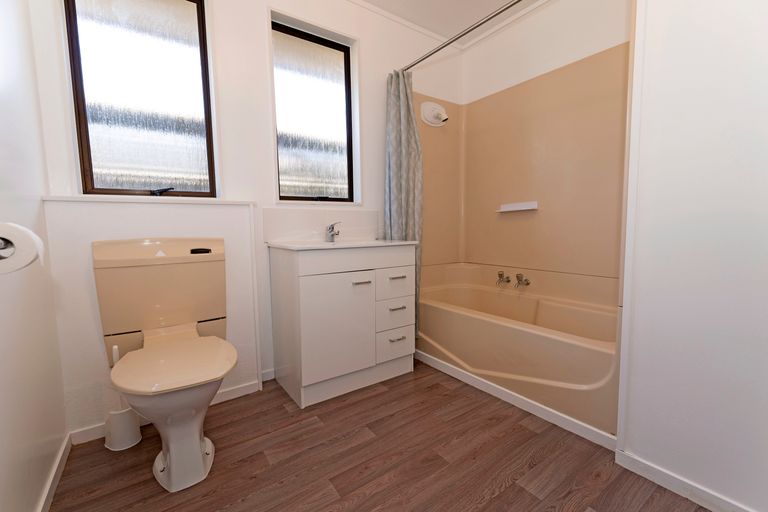 Photo of property in 2/162 Universal Drive, Henderson, Auckland, 0610