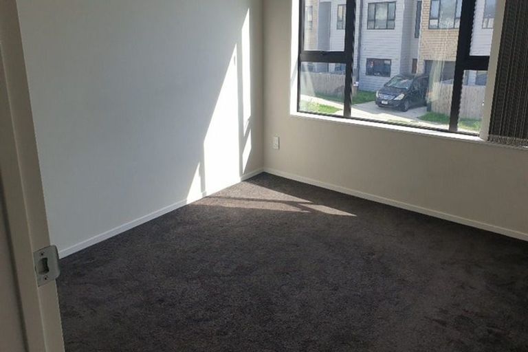 Photo of property in 16 Millcroft Lane, Ranui, Auckland, 0612