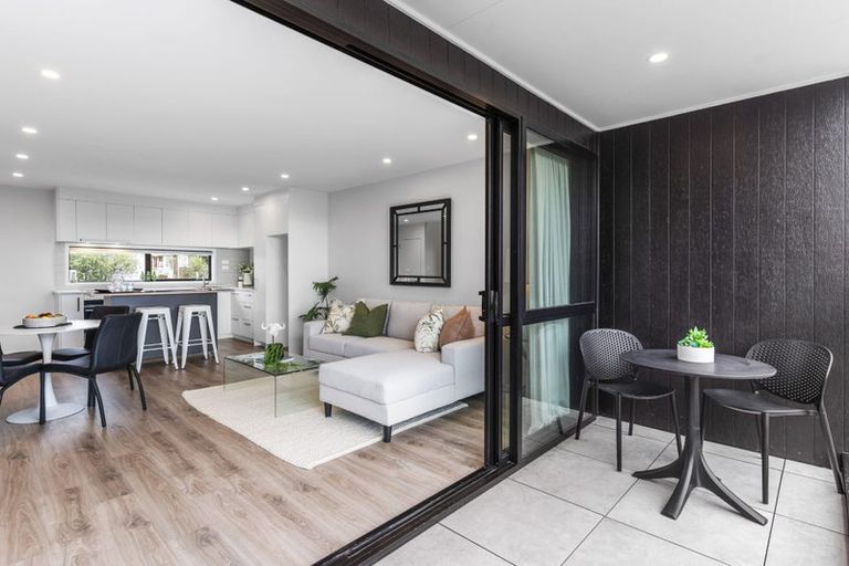 Photo of property in 2/8 Chivalry Road, Glenfield, Auckland, 0629