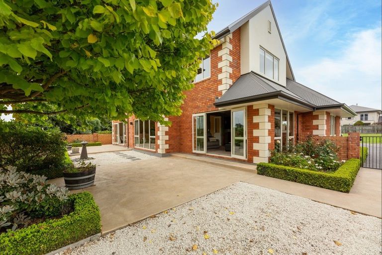 Photo of property in 100 Willowview Drive, Redwood, Christchurch, 8051