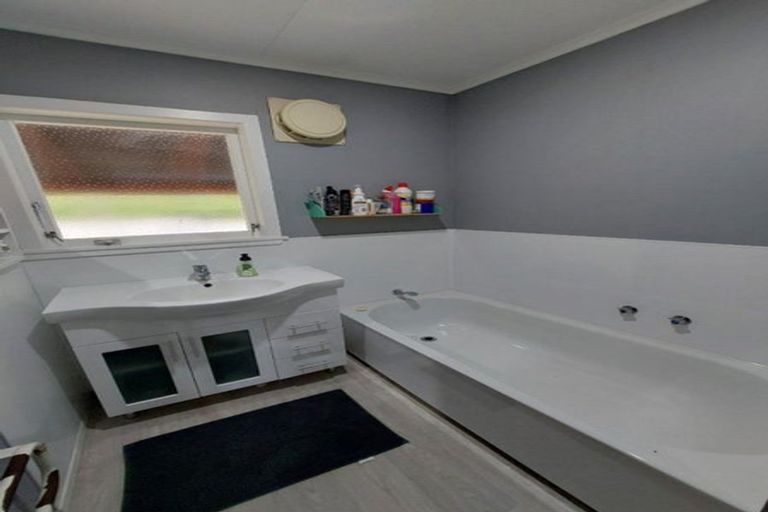 Photo of property in 8 Riversdale Drive, Merrilands, New Plymouth, 4312