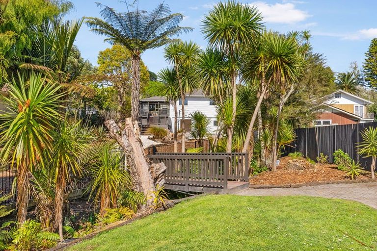 Photo of property in 18 Grassmere Road, Henderson Valley, Auckland, 0612