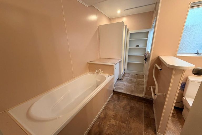 Photo of property in 68 Woodside Road, Massey, Auckland, 0614