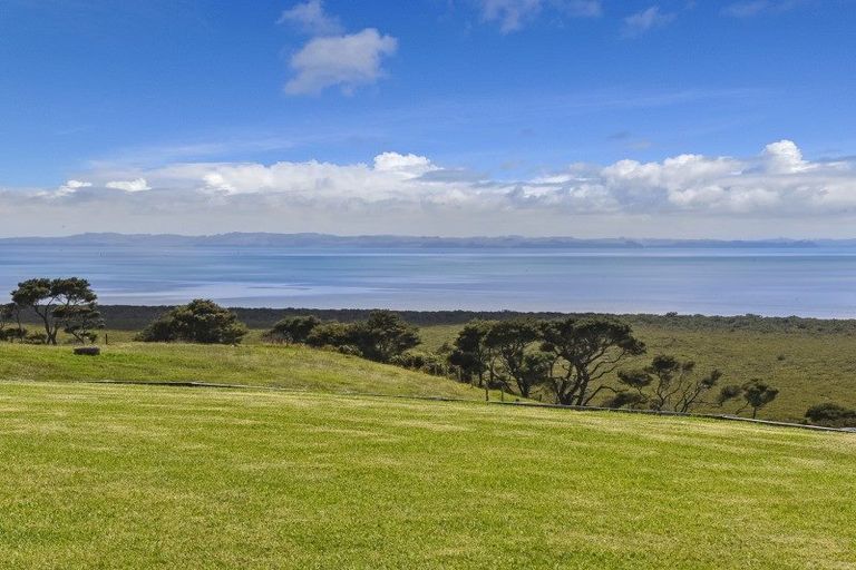 Photo of property in 1880 South Head Road, South Head, Helensville, 0874