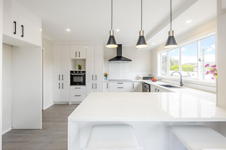 Photo of property in 6 Brouder Place, Hillpark, Auckland, 2102