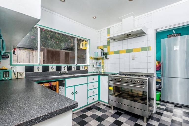 Photo of property in 33 Omega Street, Newlands, Wellington, 6037