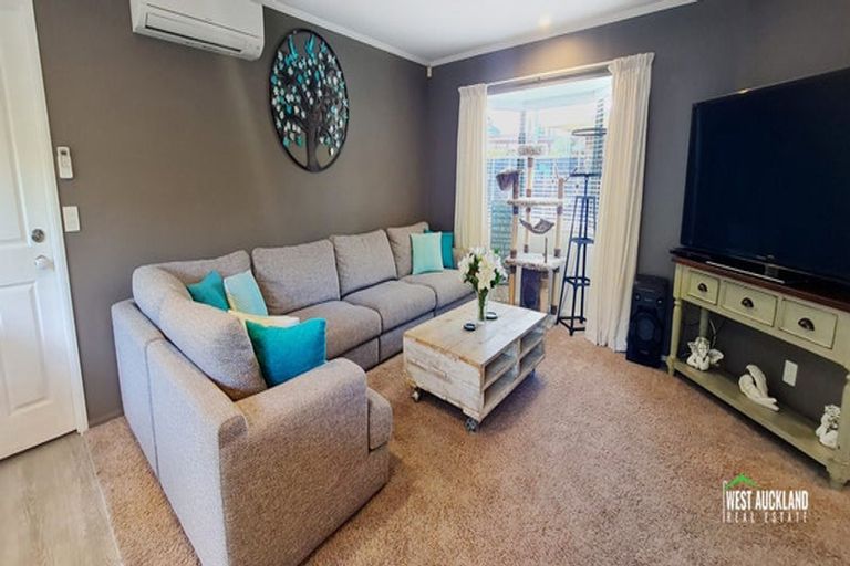 Photo of property in 19 Heversham Place, Glendene, Auckland, 0602