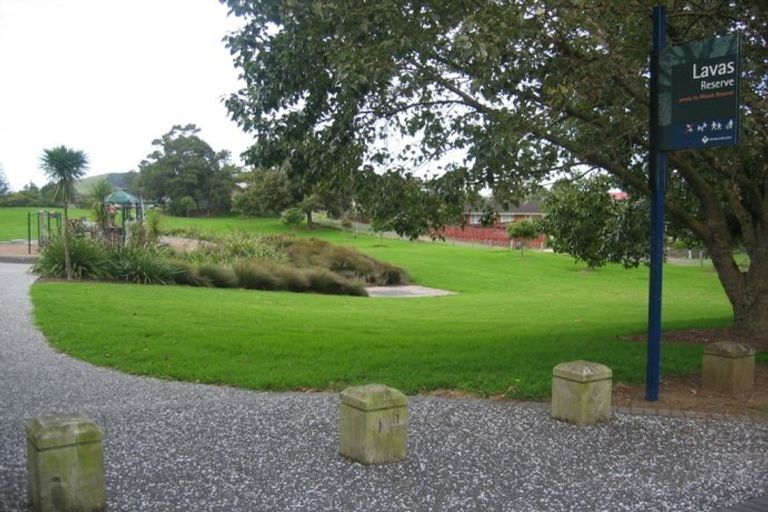 Photo of property in 2/15 Lavas Place, Mount Wellington, Auckland, 1060