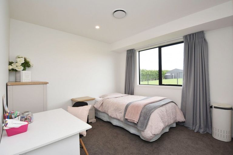 Photo of property in 18 Pegasus Place, Seaward Bush, Invercargill, 9812