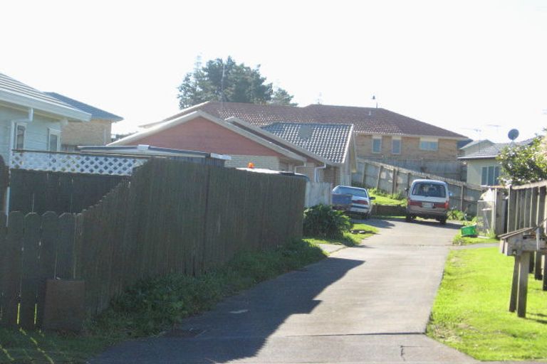 Photo of property in 2/23 Bernina Place, Weymouth, Auckland, 2103