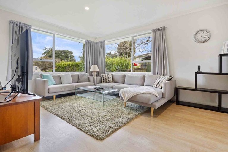 Photo of property in 48 Harmel Road, Glendene, Auckland, 0602