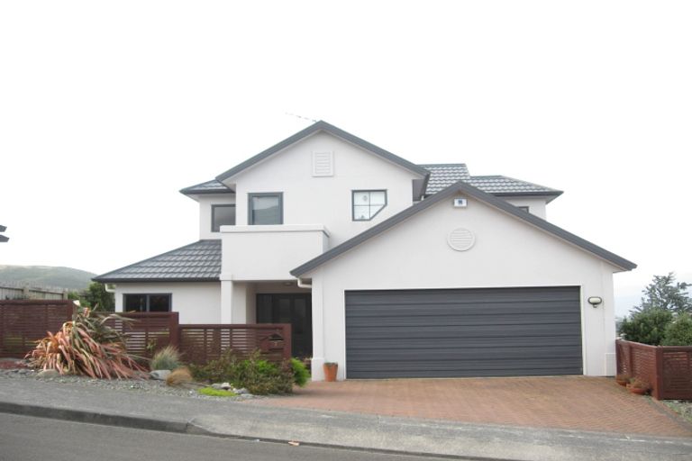 Photo of property in 7 Bennett Grove, Newlands, Wellington, 6037