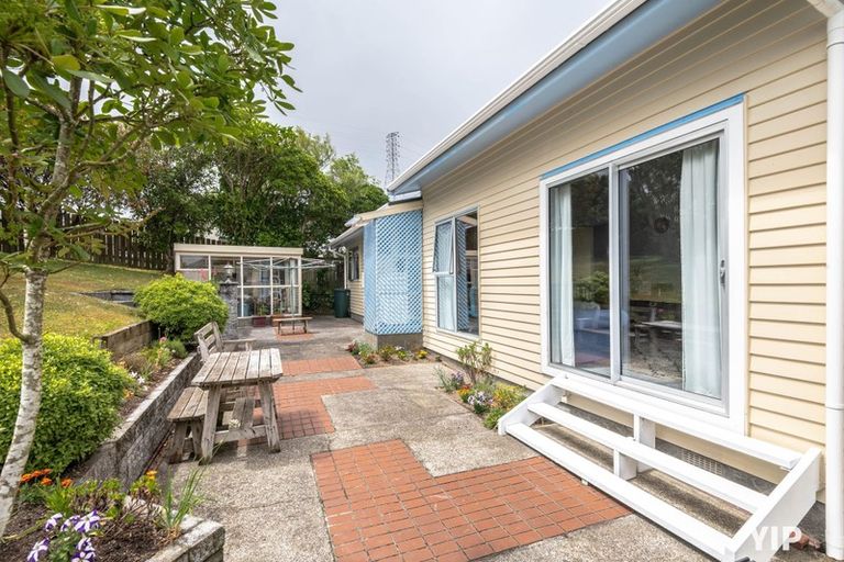 Photo of property in 18 Colchester Crescent, Newlands, Wellington, 6037