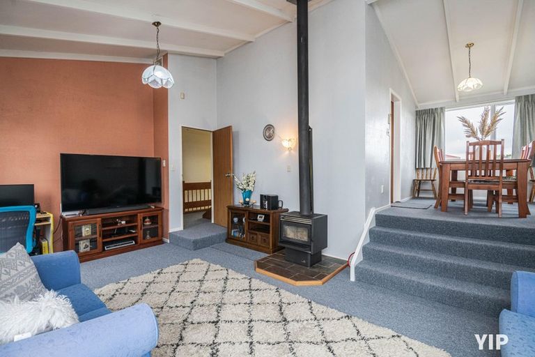 Photo of property in 18 Colchester Crescent, Newlands, Wellington, 6037