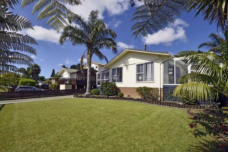 Photo of property in 25 Allington Road, Massey, Auckland, 0614