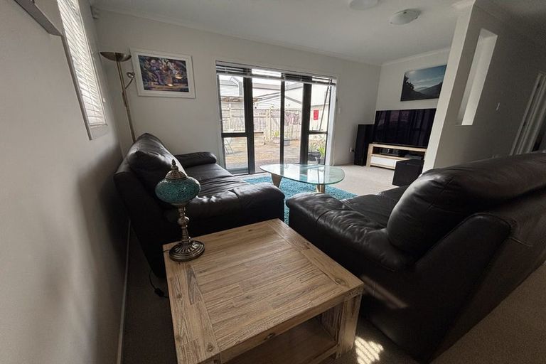 Photo of property in 33 Vinograd Drive, Te Atatu Peninsula, Auckland, 0610