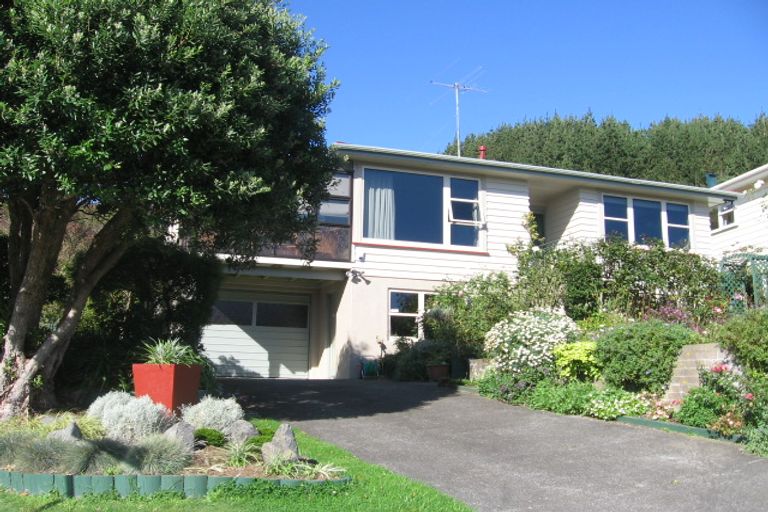 Photo of property in 13 Woodman Drive, Tawa, Wellington, 5028