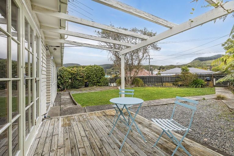 Photo of property in 17 Kereru Bend, Tawa, Wellington, 5028