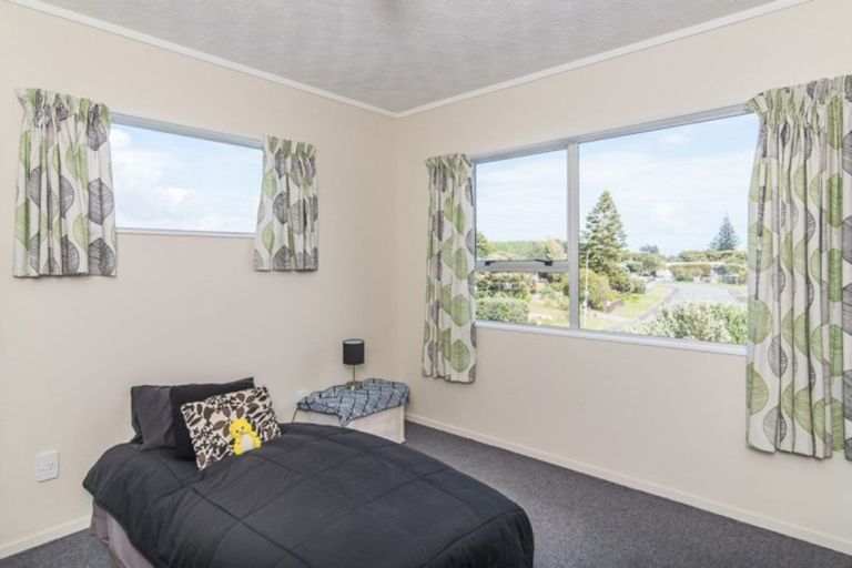 Photo of property in 5 Freyberg Crescent, Waikanae Beach, Waikanae, 5036