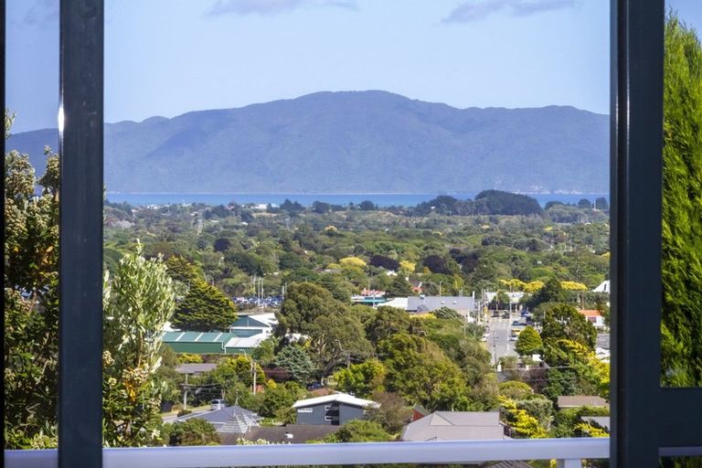 Photo of property in 83 Kakariki Grove, Waikanae, 5036