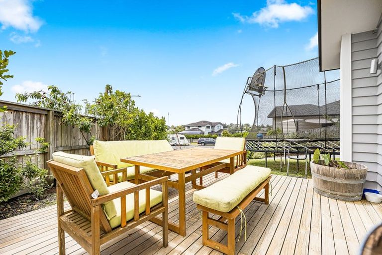 Photo of property in 15 Somerset Place, Stanmore Bay, Whangaparaoa, 0932
