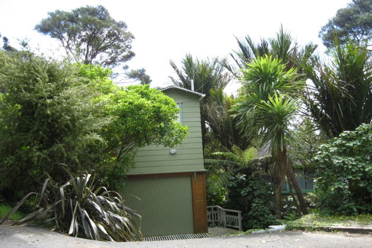 Photo of property in 55 Rayner Road, Piha, New Lynn, 0772