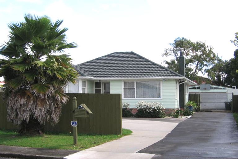 Photo of property in 90 Tirimoana Road, Te Atatu South, Auckland, 0602