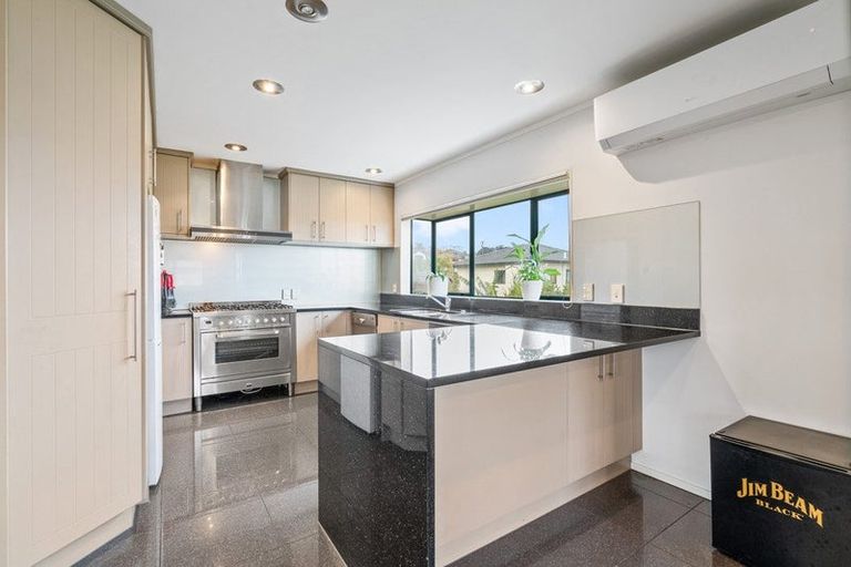 Photo of property in 5 Macadamia Close, Goodwood Heights, Auckland, 2105