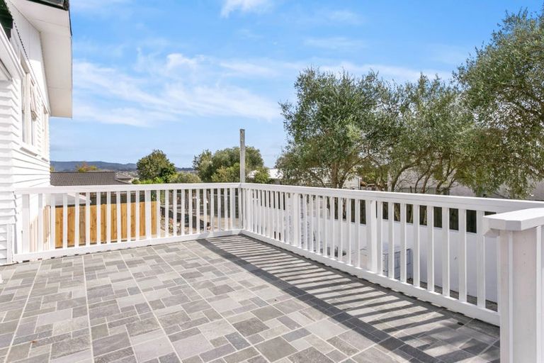 Photo of property in 2/4202a Great North Road, Glendene, Auckland, 0602